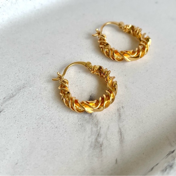gold hoop earrings cartilage hoop earrings mini hoop earrings textured earrings - Picture 8 of 10